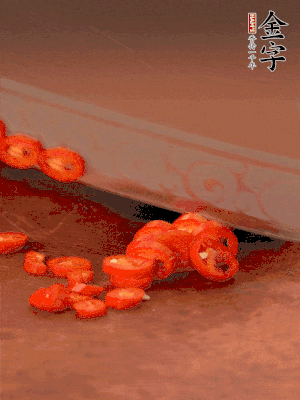 小米辣切圈，大蒜切片。