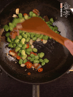 再下蠶豆煸炒，加1勺料酒調(diào)味。