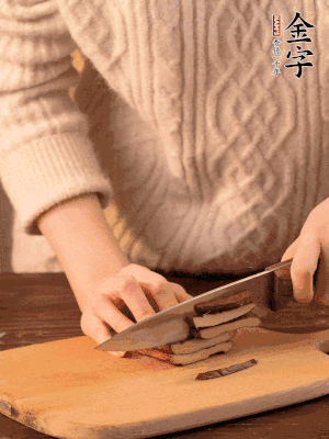 金字淡咸肉、香干分別切丁。