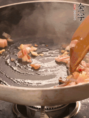 熱油爆香大蒜粒，煸香咸肉丁，淋一勺黃酒調(diào)味。