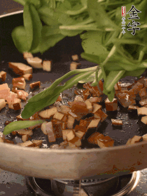 再放香干煸炒，最后放馬蘭頭翻炒至變軟。