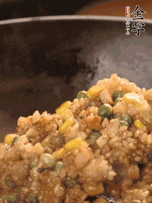 再下糯米，1勺蠔油、2勺生抽調(diào)味翻炒均勻。