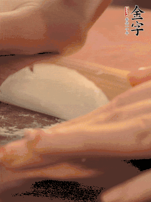 餃子皮邊緣搟薄，整體搟成1.5倍大小。