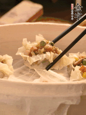 包好的燒賣放在蒸籠上，水開后蒸8分鐘左右。