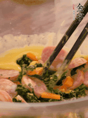 雞蛋、面粉、玉米油攪拌到無顆粒狀態(tài)。再加入菠菜、胡蘿卜、烤腸。少許鹽調(diào)味。