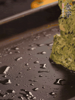 熱鍋擦一下油，下面糊攤平。