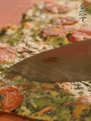 小火煎3分鐘后翻面，蓋蓋兒燜2分鐘。