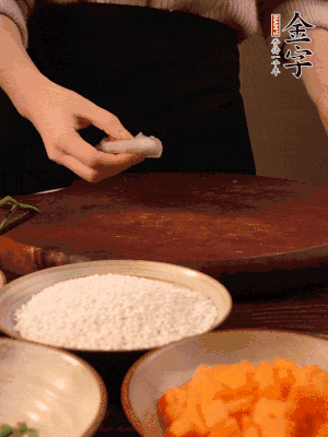 胡蘿卜去皮切丁。蝦仁切小塊。糯米提前浸泡半天。