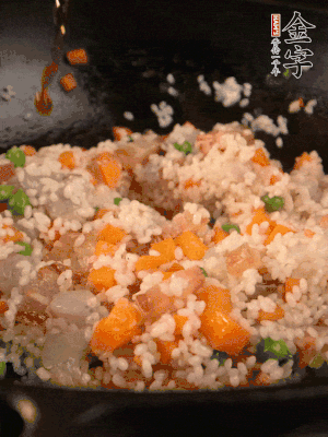 加入糯米翻炒均勻。最后加入蝦仁，用1勺料酒、1勺生抽、1/2勺鹽調(diào)味。