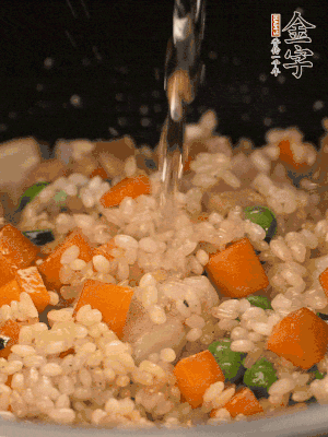 把食材轉(zhuǎn)移到電飯鍋中，倒入點清水，正常煮飯。