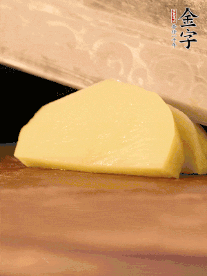 土豆去皮切丁。水開(kāi)后，放入鍋中煮2-3分鐘，撈出瀝干水分。