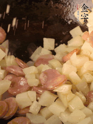 再放烤腸片煎熟。撒點(diǎn)鹽、孜然粉、辣椒面。