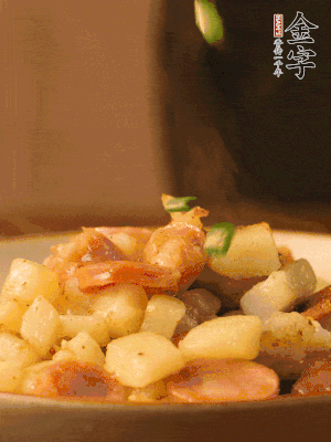 翻炒均勻，撒上蔥花后即可。