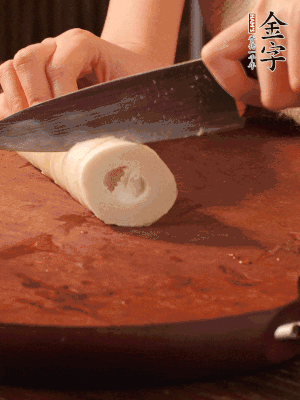 春筍去殼切滾刀塊，焯水備用。