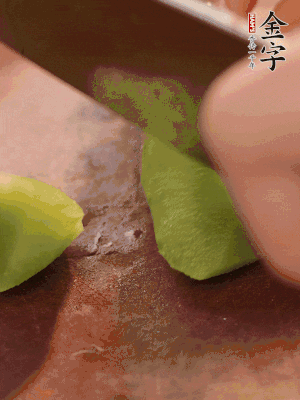 萵筍切滾刀塊。