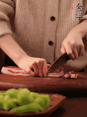 金字淡咸肉切片，冷水入鍋，加姜片、料酒略焯水。同步，五花肉切塊焯水。