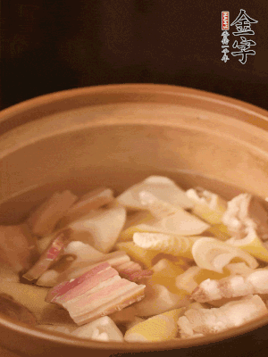 春筍、咸肉、咸肉一起入砂鍋，加姜片、料酒、清水大火煮沸到湯色變白。轉(zhuǎn)小火慢篤半小時。