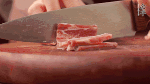 200g金字淡咸肉、100g冬筍、100g香干分別切細(xì)丁。