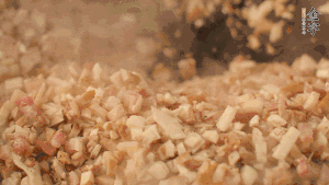 鍋中熱油，依次下食材翻炒，加2勺料酒、少許胡椒粉調(diào)味，撒蔥花攪拌均勻。