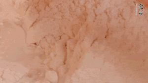 糯米粉中加入溫水，反復(fù)揉成團(tuán)。