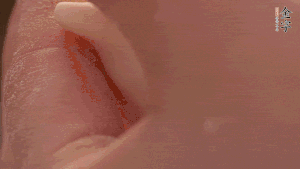 取一小團(tuán)面，用掌心搓成小球狀，從小球中心捏窩，放入餡料，封口后，留出小尾巴。