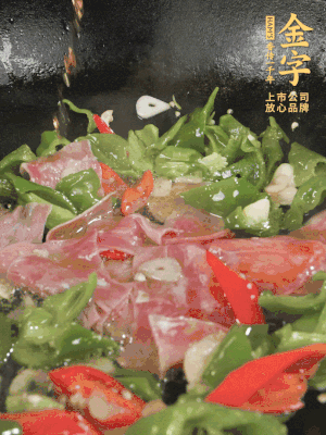 再下蒸炒火腿煸炒，加少許白糖提鮮。