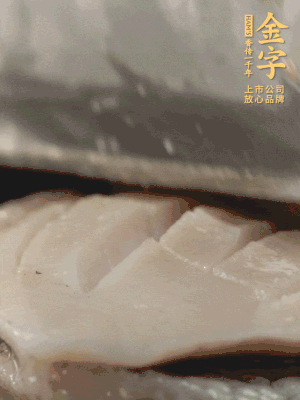 鮑魚用勺子撬出來，去掉內(nèi)臟和牙齒，加面粉、白醋、鹽、啤酒抓一下，清水洗凈，切花刀。