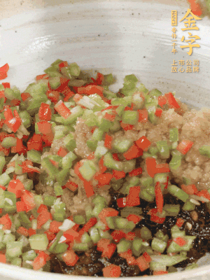 XO醬、蒜蓉醬、青紅椒粒攪拌成醬料。