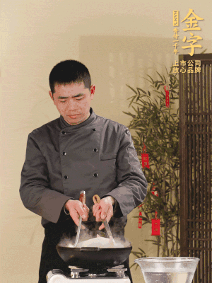 整只土雞冷水下鍋，加蔥姜、料酒焯水，撈出后用溫水清洗干凈。