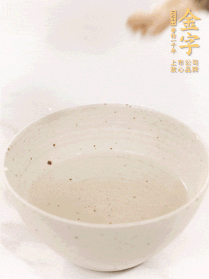 羊肚菌流水洗凈2遍后，溫水泡發(fā)15-20分鐘。