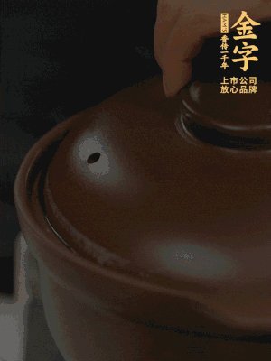 雞、火腿、姜片一起放入砂鍋中，大火轉(zhuǎn)小火燉2小時(shí)。