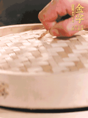 醬鴨半只加姜片、蔥、黃酒上鍋蒸20分鐘。