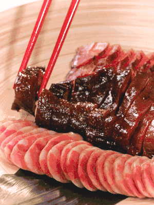 香腸、醬肉適合切片、醬鴨適合切塊。