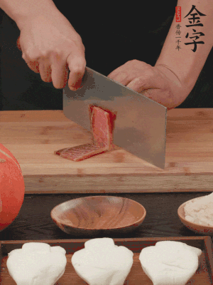 金字火腿上方切薄片。