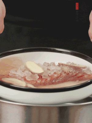 置于盤中，加冰糖100g、黃酒100g、水200g，上鍋蒸20分鐘。
