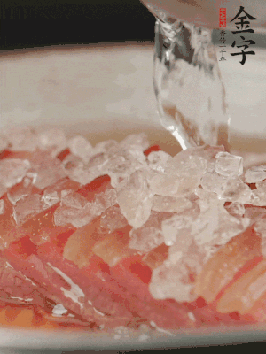 依舊放上冰糖100g、黃酒100g、水200g，鍋中再蒸15分鐘。