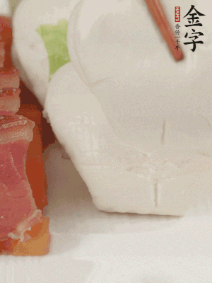 生菜切段，放入荷葉夾。