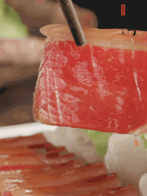 吃的時候，把薄片火腿放入荷葉夾中就可以了。