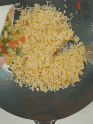 下豌豆粒、胡蘿卜粒、玉米粒。（買現(xiàn)成冷凍的雜菜即可，非常方便）