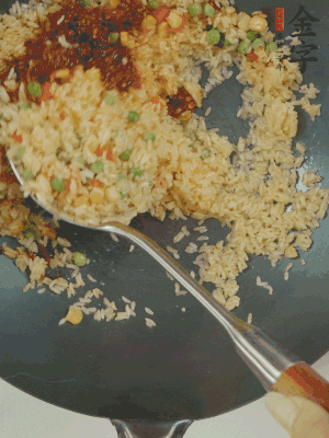 翻炒熟后，加金字火腿XO醬。