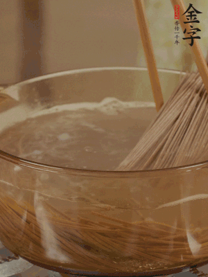 水開后下蕎麥面，煮2分鐘后過涼水備用。