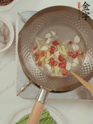 油7成熱時，下大蒜粒、姜絲、小米辣煸香。