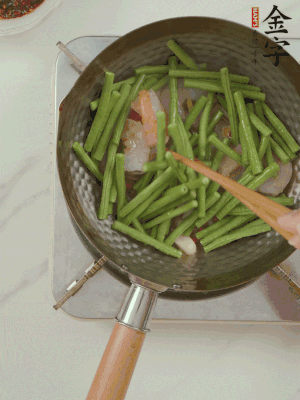 下掰好的缸豆段翻炒，略燜煮。