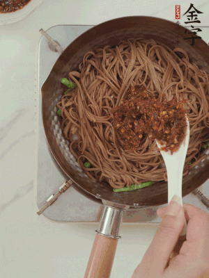 下蕎麥面，淋上少許醬油，加2勺金字火腿大師醬略翻炒即可。