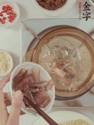 魷魚熱水下鍋，焯水備用。