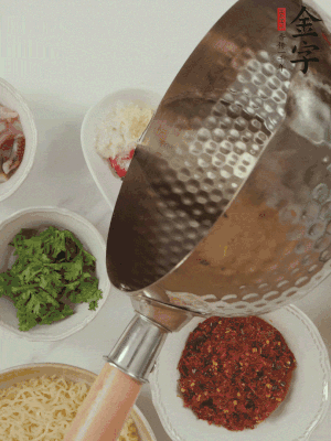 蒜末、小米辣、芝麻淋上熱油。