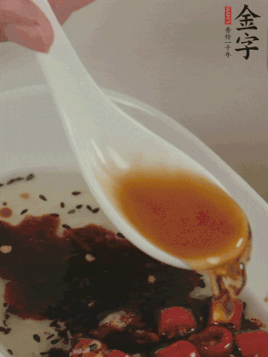 再加2勺生抽、1勺香醋攪拌。