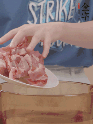 排骨剁小塊，加姜片、料酒沸水下鍋焯水。
