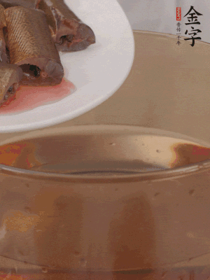 處理干凈的黃鱔段，加姜片、料酒沸水下鍋焯水。撈出用涼水沖洗干凈。