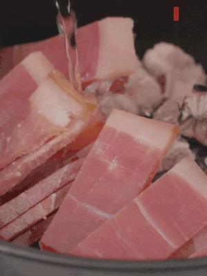 排骨、黃鱔段、金字火腿片放入砂鍋中，加沒(méi)過(guò)食材的水。